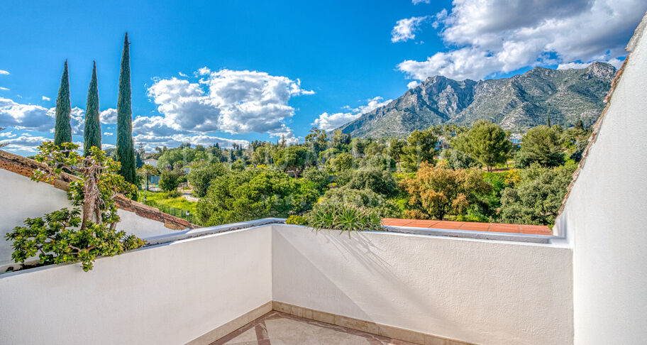 Impresionante Ático Dúplex Orientado al Sur en Monte Paraíso Country Club, Marbella