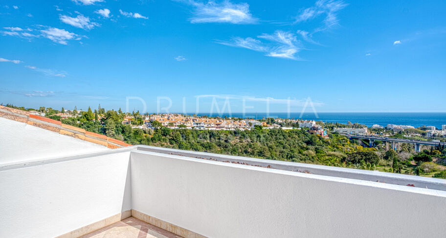 Impresionante Ático Dúplex Orientado al Sur en Monte Paraíso Country Club, Marbella