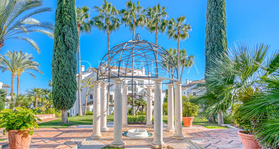 Impresionante Ático Dúplex Orientado al Sur en Monte Paraíso Country Club, Marbella