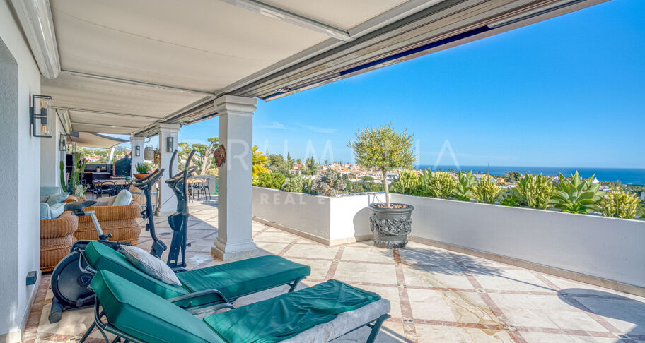 Impresionante Ático Dúplex Orientado al Sur en Monte Paraíso Country Club, Marbella