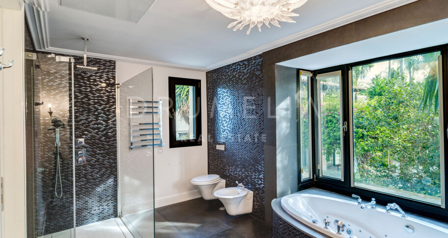 Elegante Luxe Villa met Tropische Tuinen in Lomas de Magna Marbella