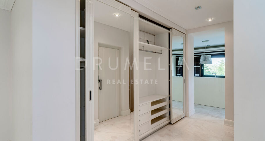 Elegante Luxe Villa met Tropische Tuinen in Lomas de Magna Marbella