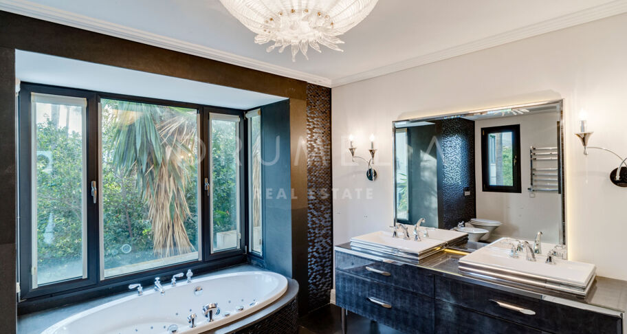 Elegante Luxe Villa met Tropische Tuinen in Lomas de Magna Marbella