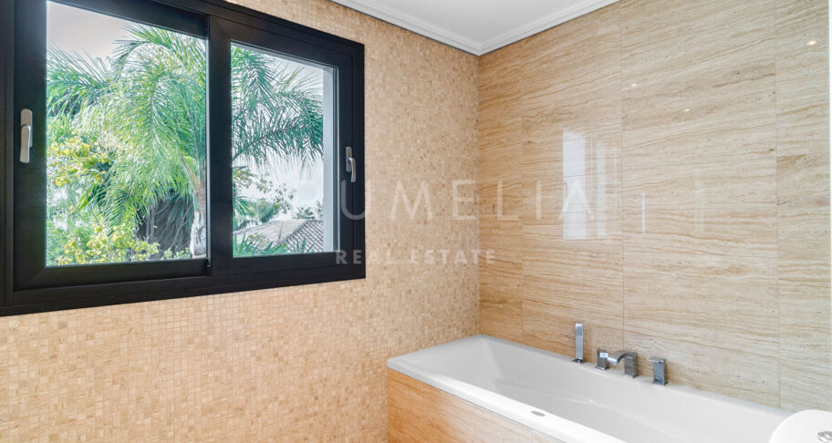 Elegante Luxe Villa met Tropische Tuinen in Lomas de Magna Marbella