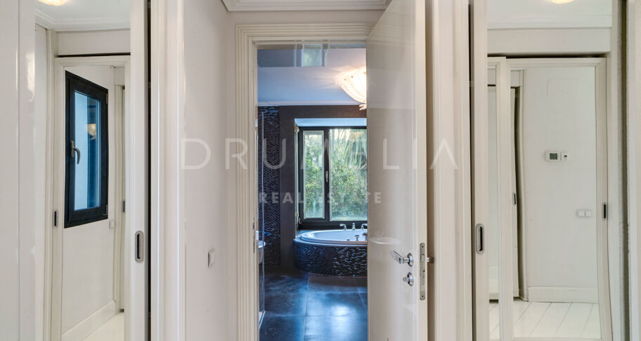 Elegante Luxe Villa met Tropische Tuinen in Lomas de Magna Marbella