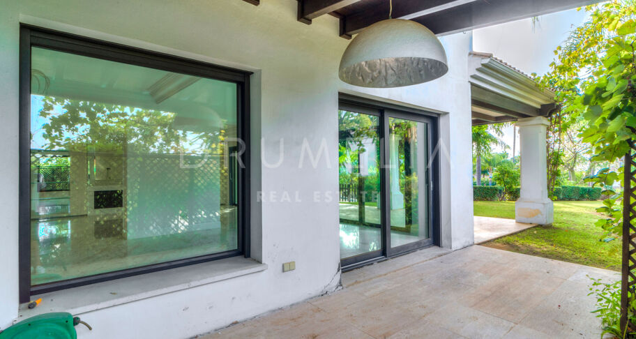 Elegante Luxe Villa met Tropische Tuinen in Lomas de Magna Marbella