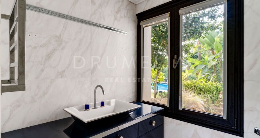 Elegante Luxe Villa met Tropische Tuinen in Lomas de Magna Marbella
