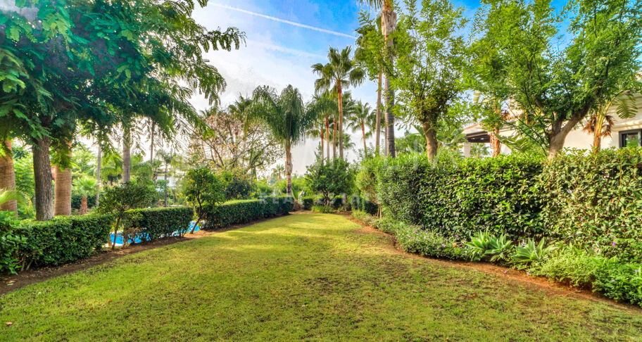 Elegante Luxe Villa met Tropische Tuinen in Lomas de Magna Marbella