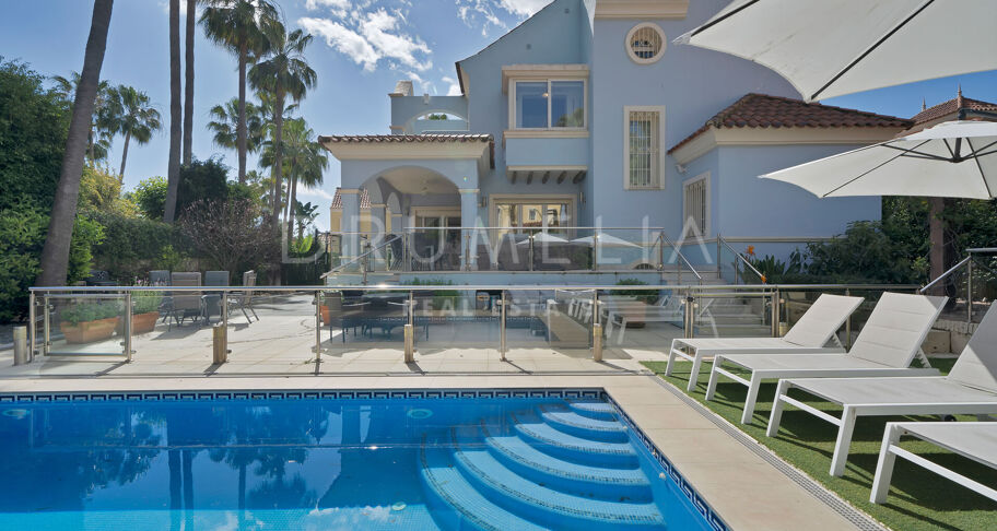 Investeringspotentieel: 7 Bed- Villa op loopafstand van het strand in Puerto Banus