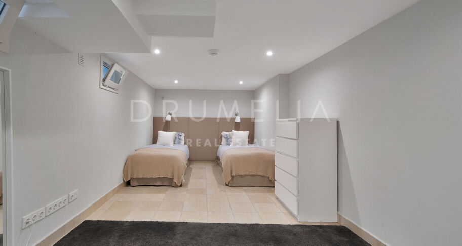 Investeringspotentieel: 7 Bed- Villa op loopafstand van het strand in Puerto Banus