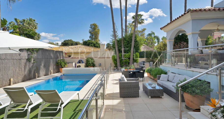 Investeringspotentieel: 7 Bed- Villa op loopafstand van het strand in Puerto Banus