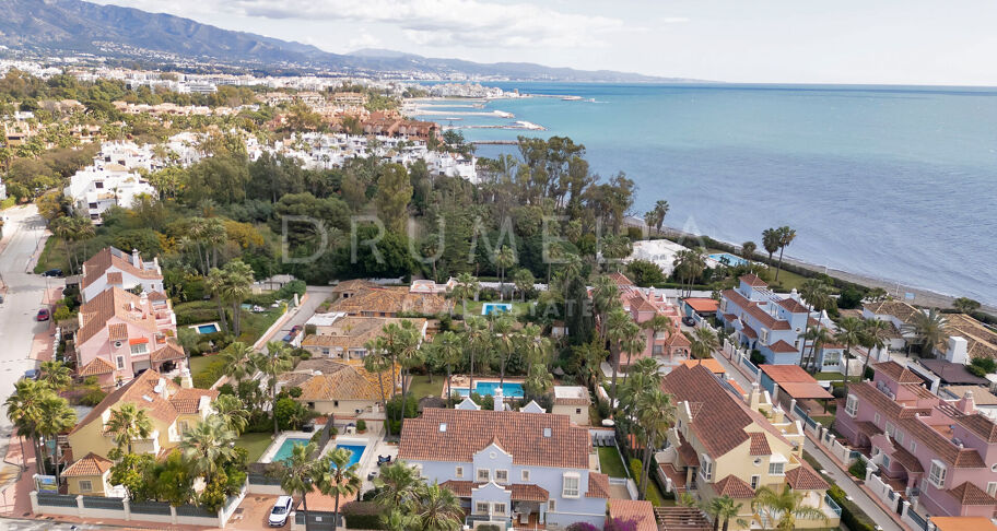 Investeringspotentieel: 7 Bed- Villa op loopafstand van het strand in Puerto Banus