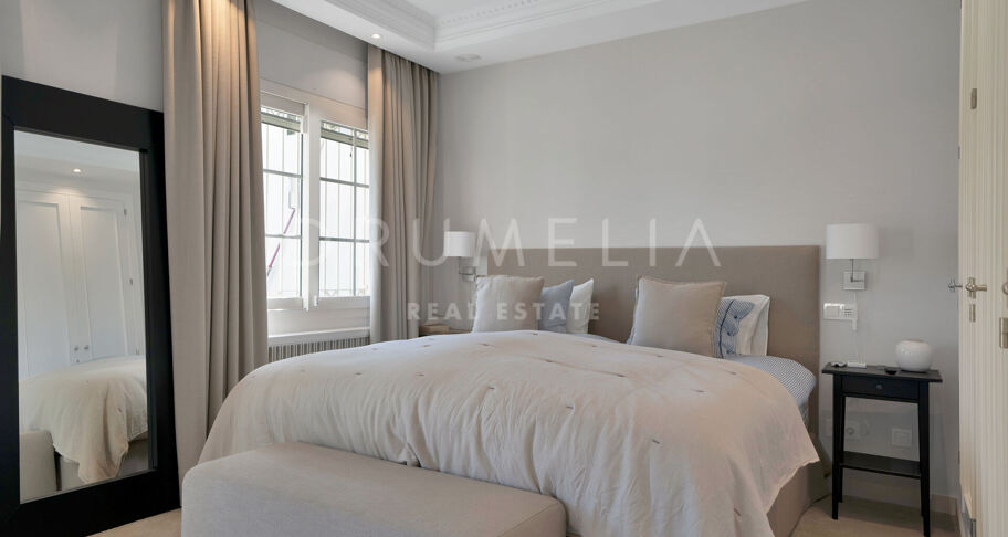 Investeringspotentieel: 7 Bed- Villa op loopafstand van het strand in Puerto Banus