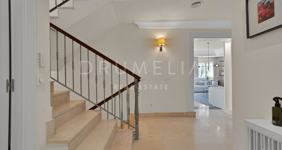 Investeringspotentieel: 7 Bed- Villa op loopafstand van het strand in Puerto Banus