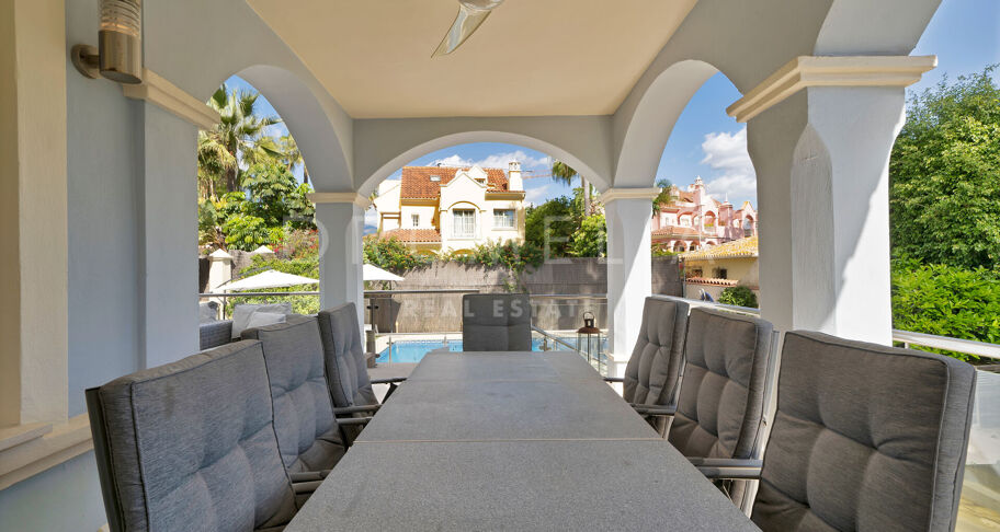 Investeringspotentieel: 7 Bed- Villa op loopafstand van het strand in Puerto Banus