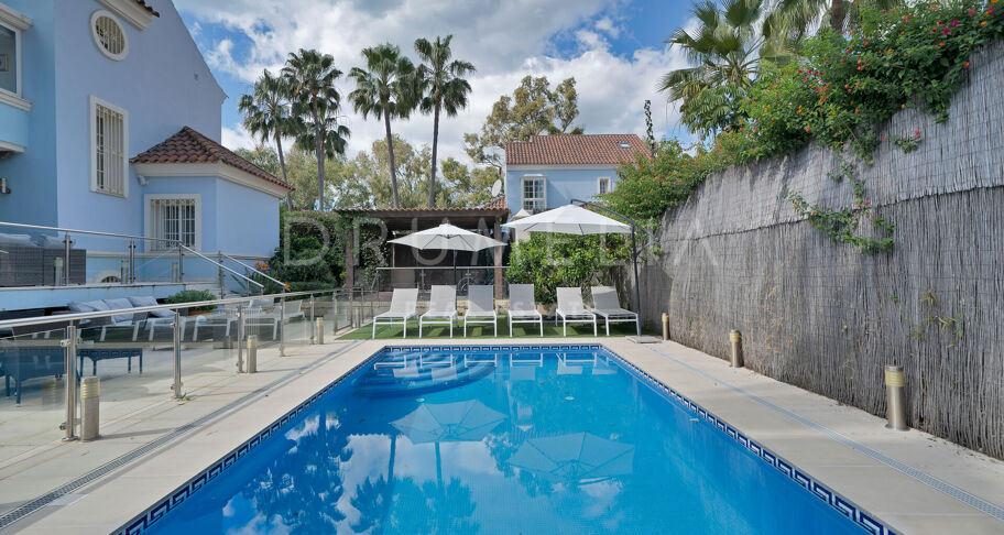 Investeringspotentieel: 7 Bed- Villa op loopafstand van het strand in Puerto Banus