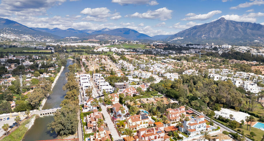Investeringspotentieel: 7 Bed- Villa op loopafstand van het strand in Puerto Banus