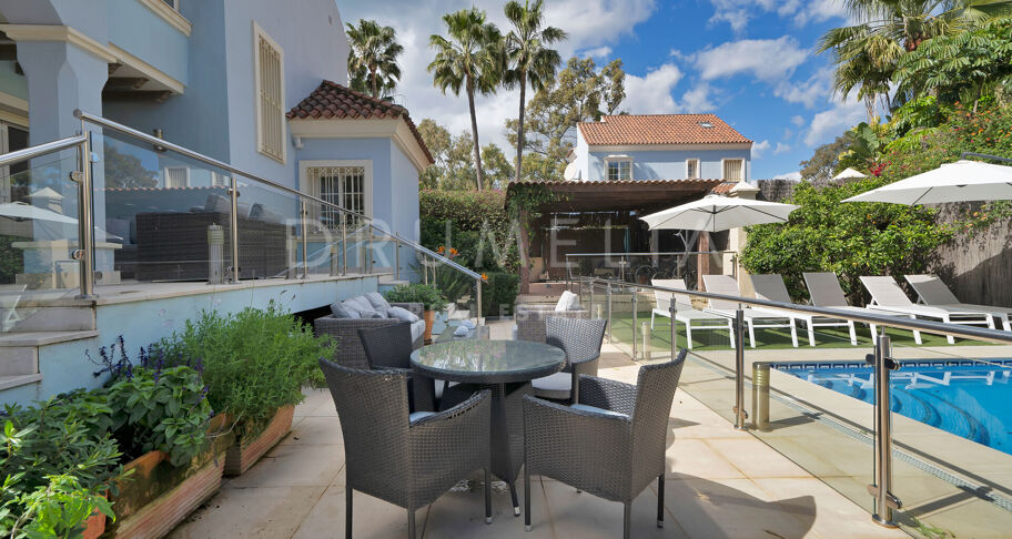 Investeringspotentieel: 7 Bed- Villa op loopafstand van het strand in Puerto Banus