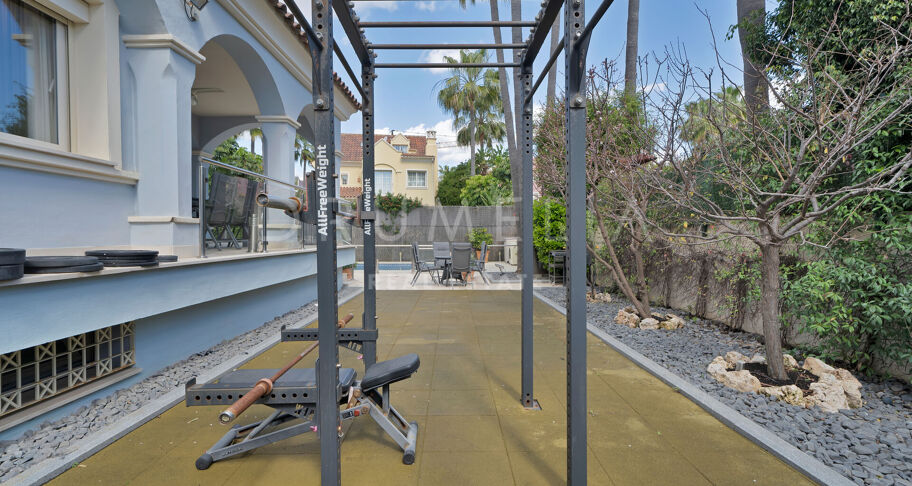 Investeringspotentieel: 7 Bed- Villa op loopafstand van het strand in Puerto Banus