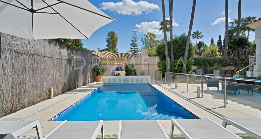 Investeringspotentieel: 7 Bed- Villa op loopafstand van het strand in Puerto Banus