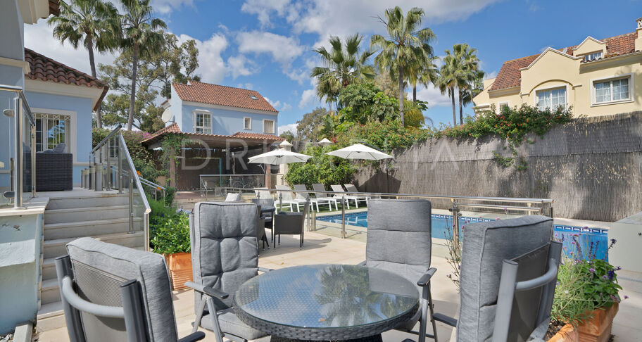 Investeringspotentieel: 7 Bed- Villa op loopafstand van het strand in Puerto Banus