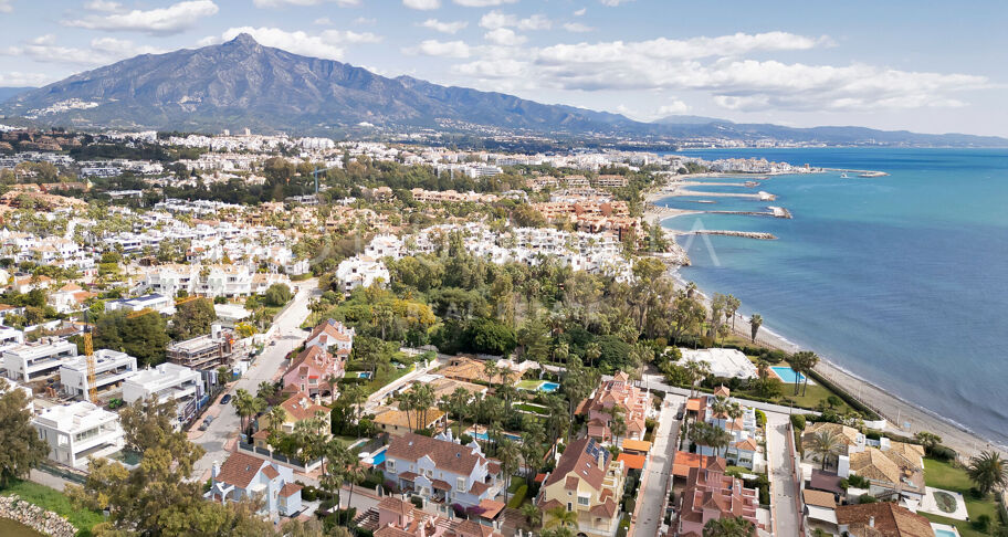 Investeringspotentieel: 7 Bed- Villa op loopafstand van het strand in Puerto Banus