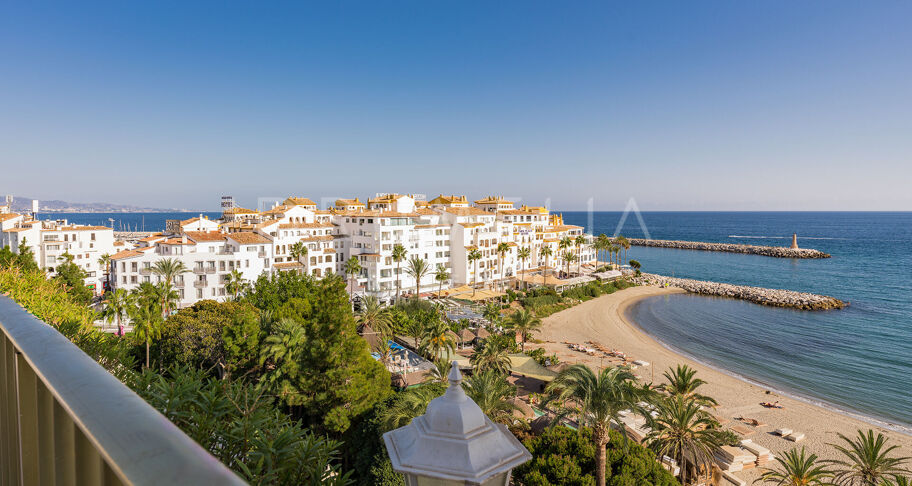 Unik penthouse-triplex ved stranden med fantastisk utsikt og basseng i Puerto Banus, Marbella