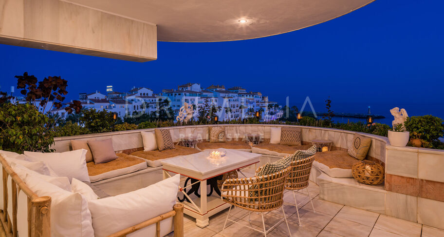 Unik penthouse-triplex ved stranden med fantastisk utsikt og basseng i Puerto Banus, Marbella