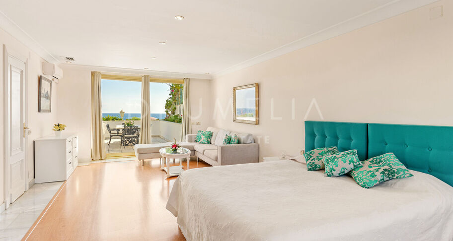 Unik penthouse-triplex ved stranden med fantastisk utsikt og basseng i Puerto Banus, Marbella