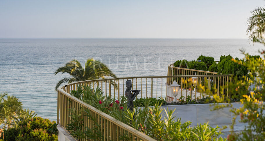 Unik penthouse-triplex ved stranden med fantastisk utsikt og basseng i Puerto Banus, Marbella