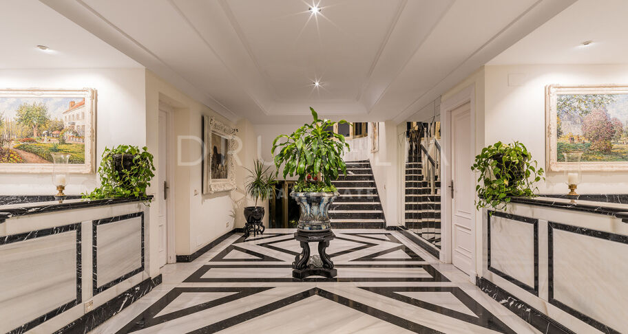 Unik penthouse-triplex ved stranden med fantastisk utsikt og basseng i Puerto Banus, Marbella