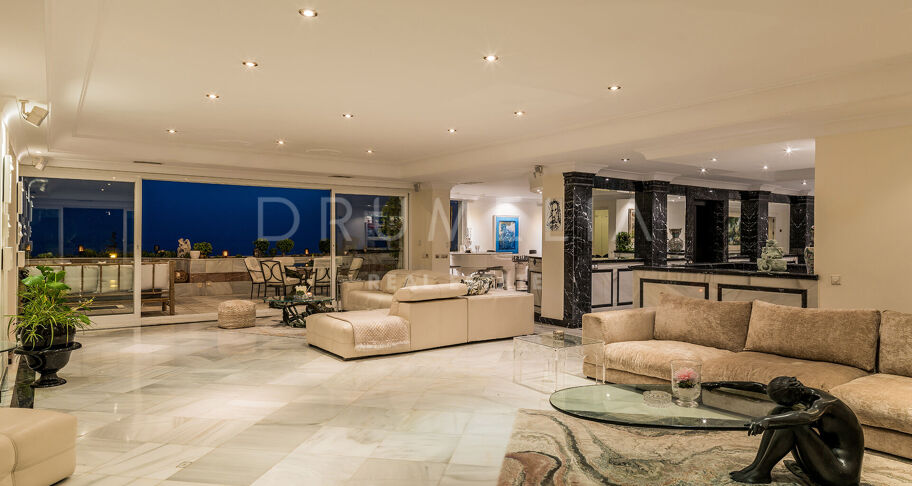 Unik penthouse-triplex ved stranden med fantastisk utsikt og basseng i Puerto Banus, Marbella