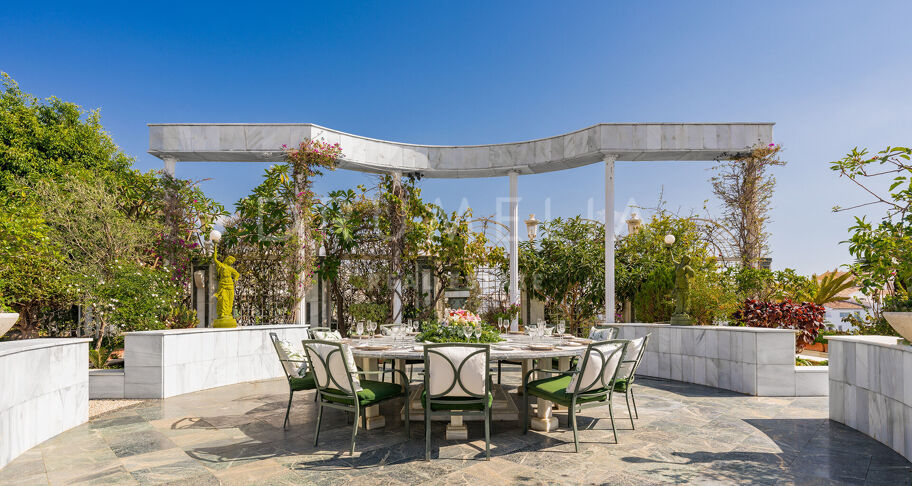 Unik penthouse-triplex ved stranden med fantastisk utsikt og basseng i Puerto Banus, Marbella