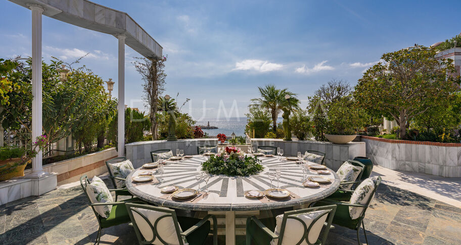 Unik penthouse-triplex ved stranden med fantastisk utsikt og basseng i Puerto Banus, Marbella