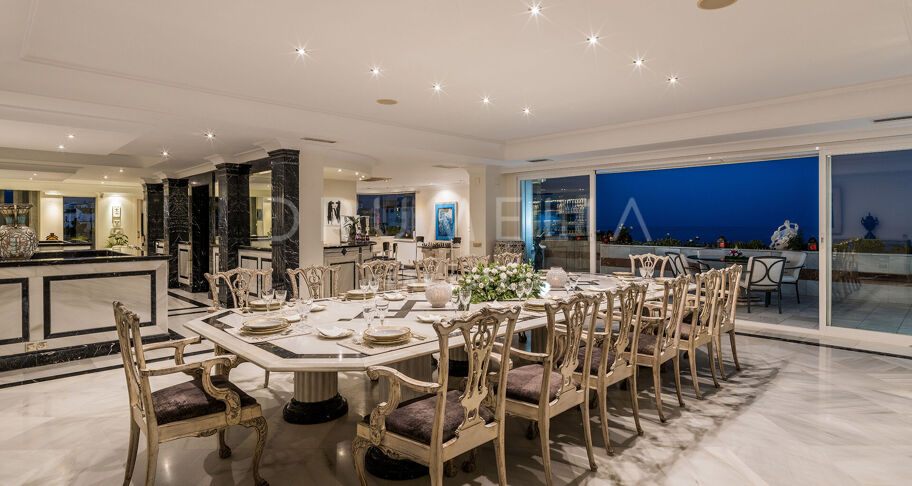 Unik penthouse-triplex ved stranden med fantastisk utsikt og basseng i Puerto Banus, Marbella