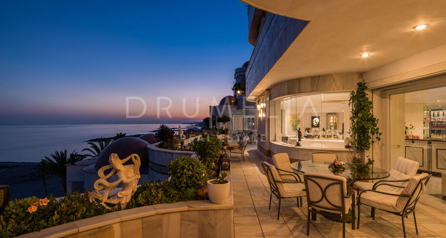 Unik penthouse-triplex ved stranden med fantastisk utsikt og basseng i Puerto Banus, Marbella