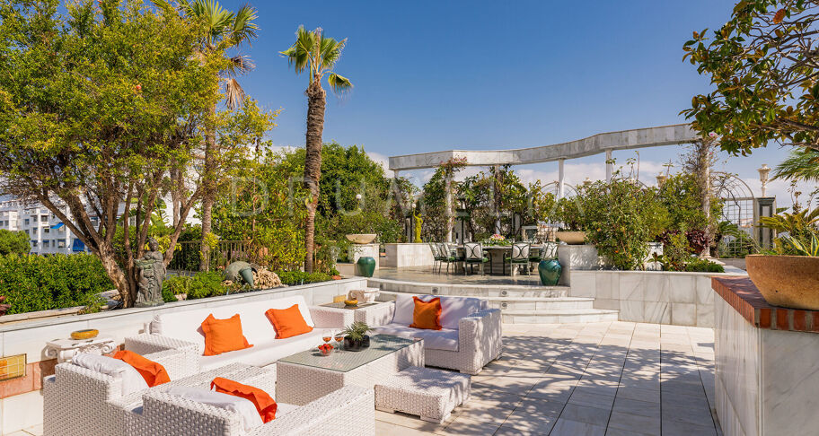 Unik penthouse-triplex ved stranden med fantastisk utsikt og basseng i Puerto Banus, Marbella