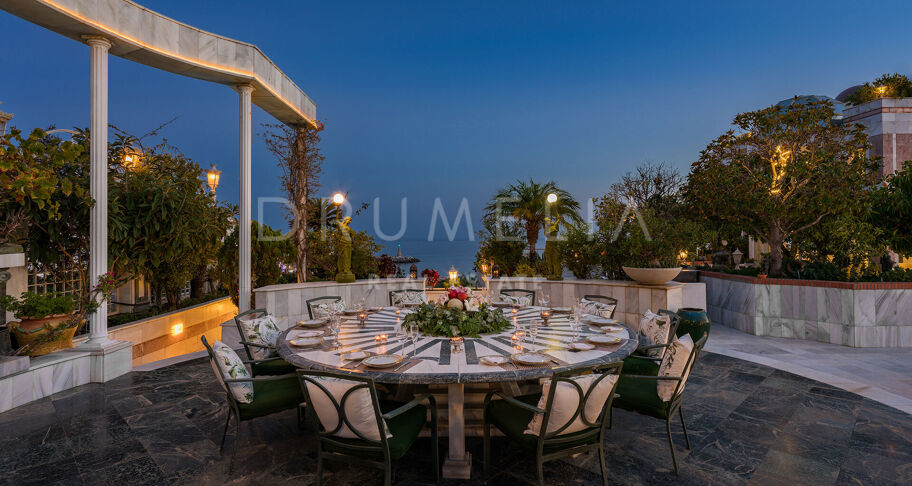 Unik penthouse-triplex ved stranden med fantastisk utsikt og basseng i Puerto Banus, Marbella