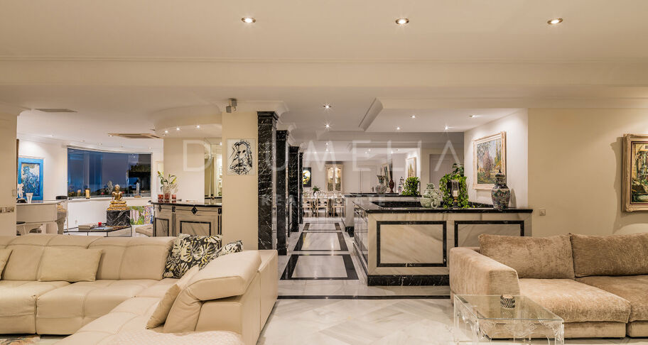 Unik penthouse-triplex ved stranden med fantastisk utsikt og basseng i Puerto Banus, Marbella
