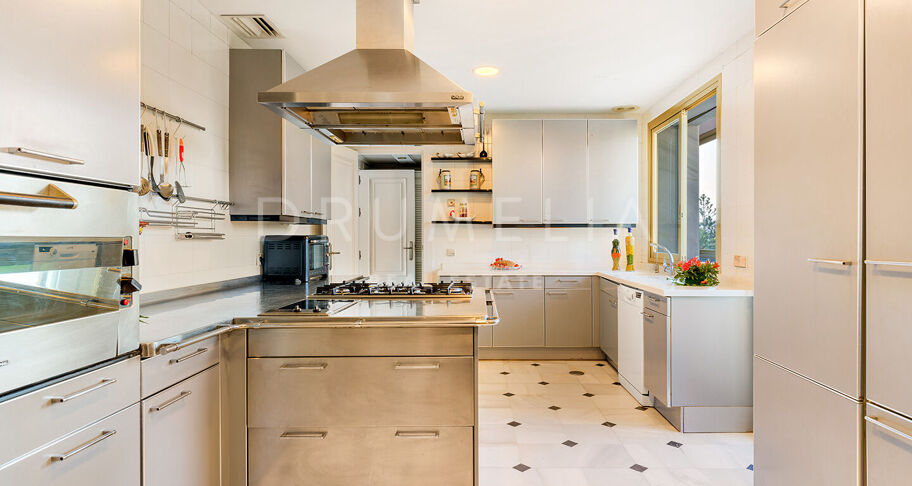 Unik penthouse-triplex ved stranden med fantastisk utsikt og basseng i Puerto Banus, Marbella