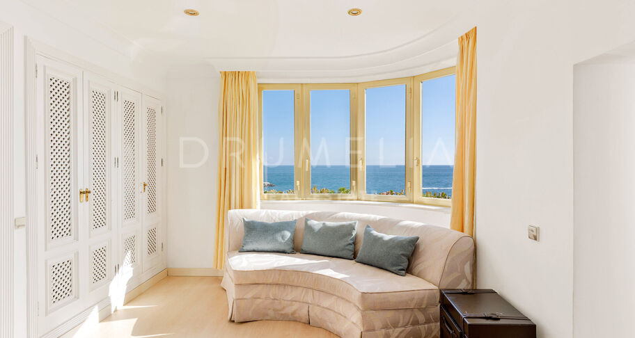 Unik penthouse-triplex ved stranden med fantastisk utsikt og basseng i Puerto Banus, Marbella