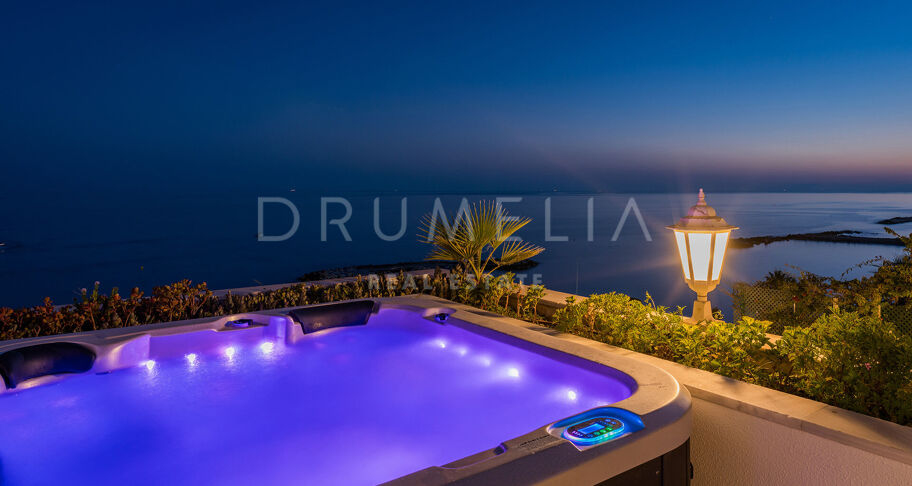 Unik penthouse-triplex ved stranden med fantastisk utsikt og basseng i Puerto Banus, Marbella