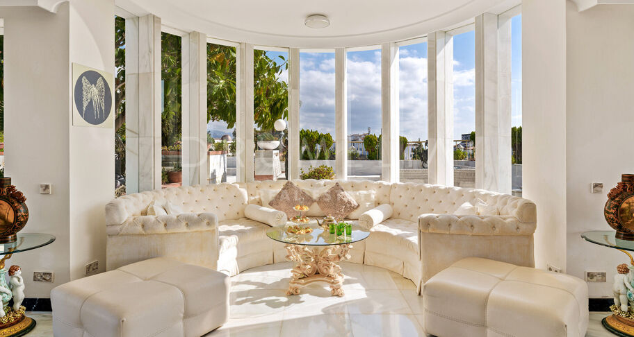 Unik penthouse-triplex ved stranden med fantastisk utsikt og basseng i Puerto Banus, Marbella