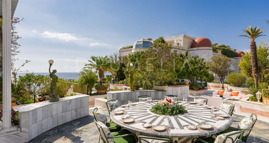 Unik penthouse-triplex ved stranden med fantastisk utsikt og basseng i Puerto Banus, Marbella