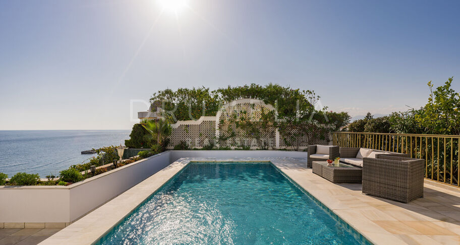 Unik penthouse-triplex ved stranden med fantastisk utsikt og basseng i Puerto Banus, Marbella