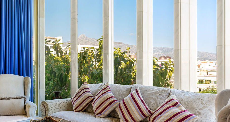 Unik penthouse-triplex ved stranden med fantastisk utsikt og basseng i Puerto Banus, Marbella