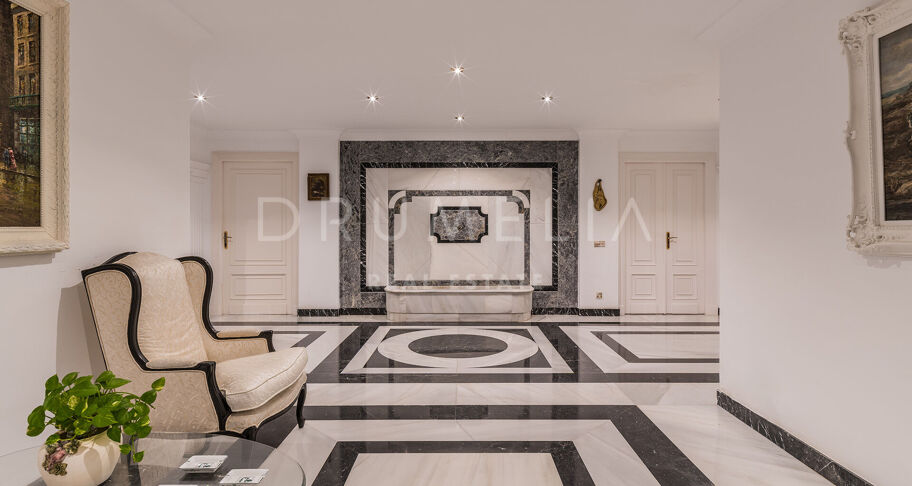 Unik penthouse-triplex ved stranden med fantastisk utsikt og basseng i Puerto Banus, Marbella