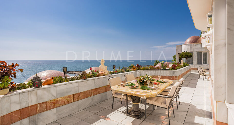 Unik penthouse-triplex ved stranden med fantastisk utsikt og basseng i Puerto Banus, Marbella