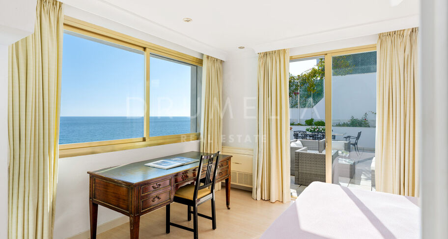 Unik penthouse-triplex ved stranden med fantastisk utsikt og basseng i Puerto Banus, Marbella