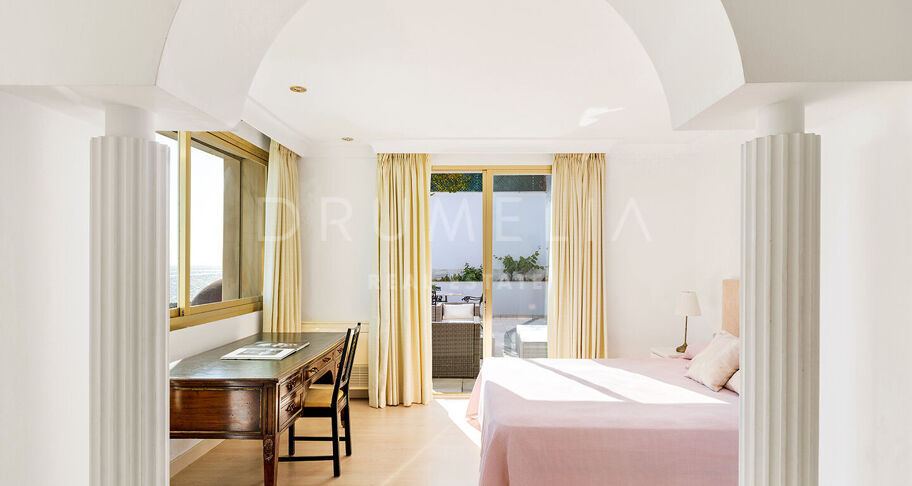 Unik penthouse-triplex ved stranden med fantastisk utsikt og basseng i Puerto Banus, Marbella